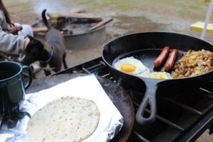 フライパンで調理されたキャンプの朝食