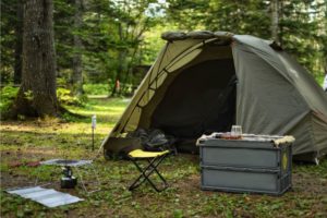 ソロキャンプをするために設営したテント