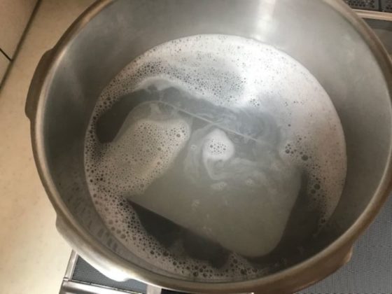 沸騰した米のとぎ汁の中のメスティン
